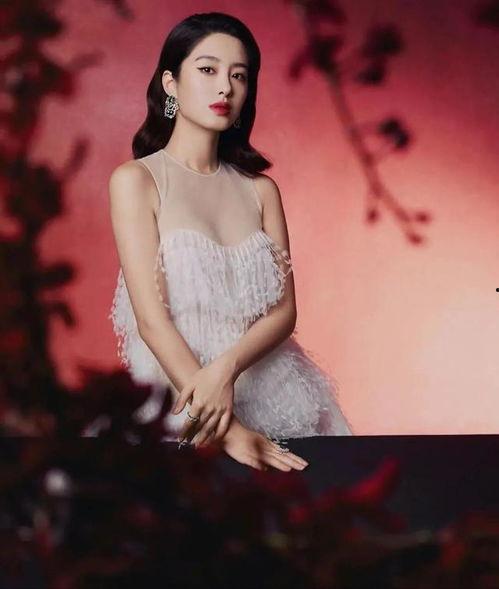 杨采钰图片,光影交织下的优雅女神  第1张