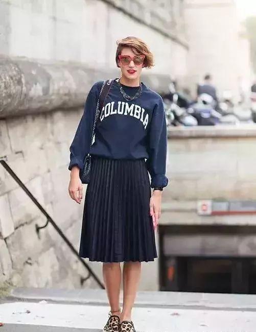 卫衣百褶裙搭配图片,打造街头潮流新主张  第1张