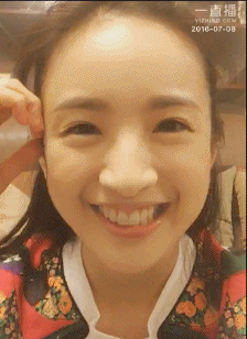 刺激表情包林依晨,笑颜如花，治愈系女神的魅力瞬间