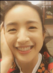 刺激表情包林依晨,笑颜如花，治愈系女神的魅力瞬间  第2张